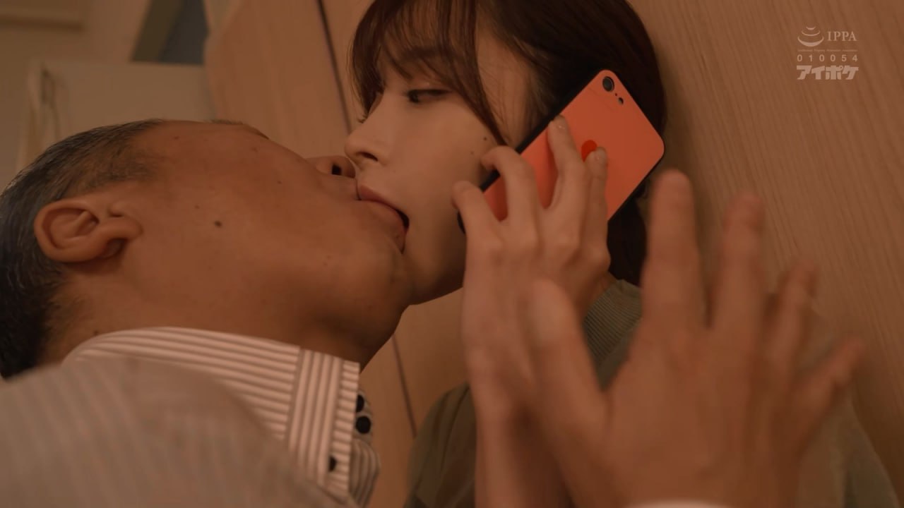 「うわっ！パンツ丸見えじゃん…」ボクの家の玄関前で酔いつぶれパンチラしていたのはお隣さん！
